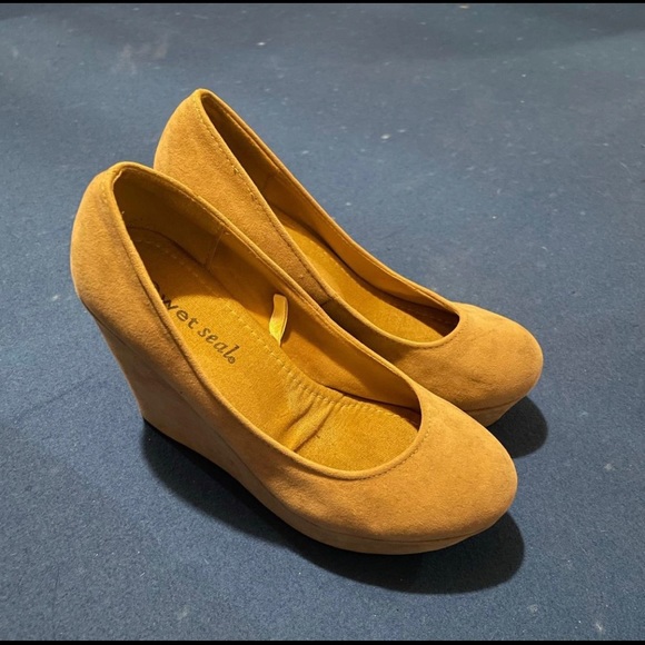 Tan wedges size 8 - Picture 2 of 2